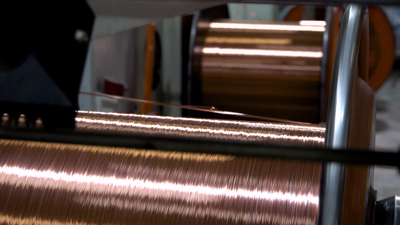 구리 와이어를 생산하기 위해, 구리 케이블은 릴에서 어집니다.