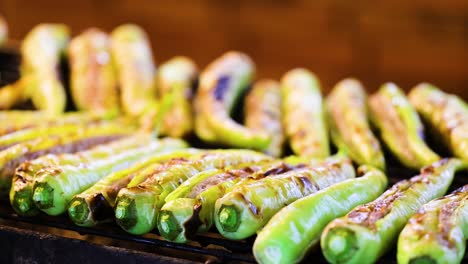 chiles a la parrilla en el mercado de khlong lat mayom