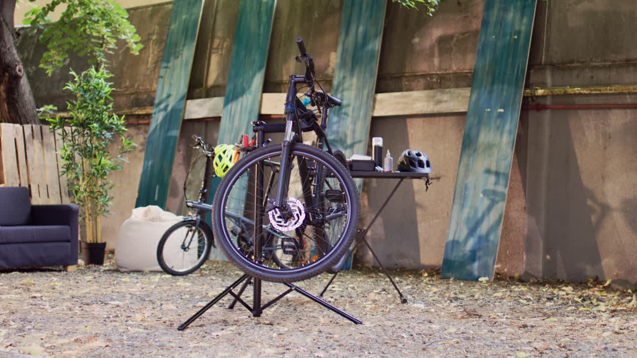 bicicleta a la espera de ser reparada y arreglada