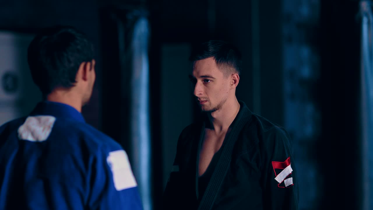 젊은 싸움들은 싸움 전에 서로를 바라보고, 눈을 맞대고, 카메라의 원형 움직임, 초상화.