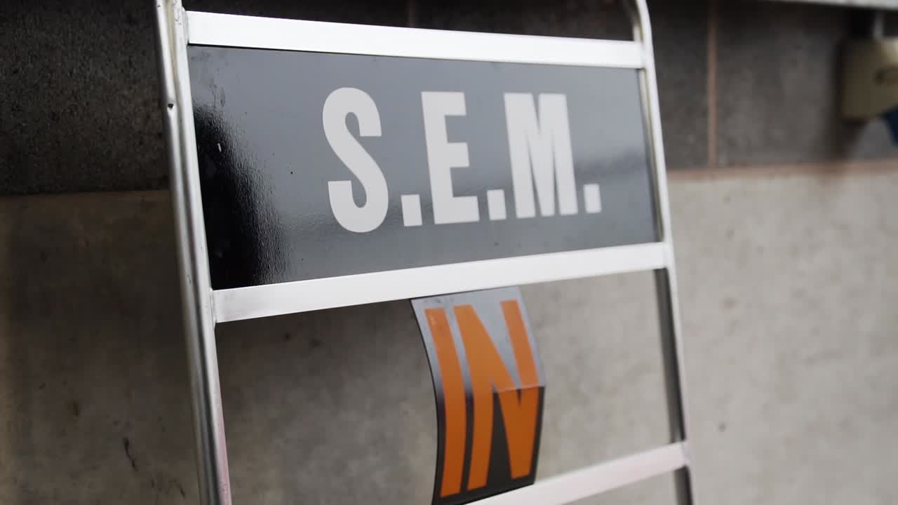 табло на гоночной трассе, предупреждающее водителей о необходимости заехать на пит-лейн