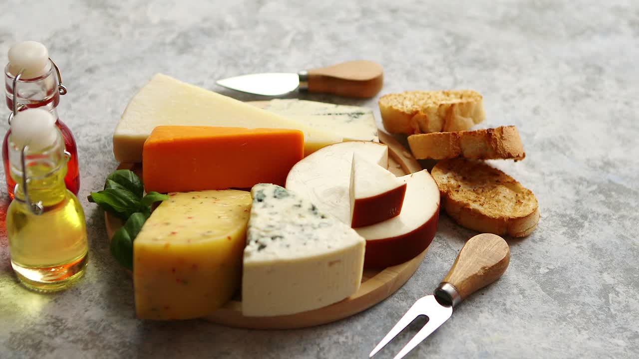 varios tipos de queso servidos en una tabla de madera rústica