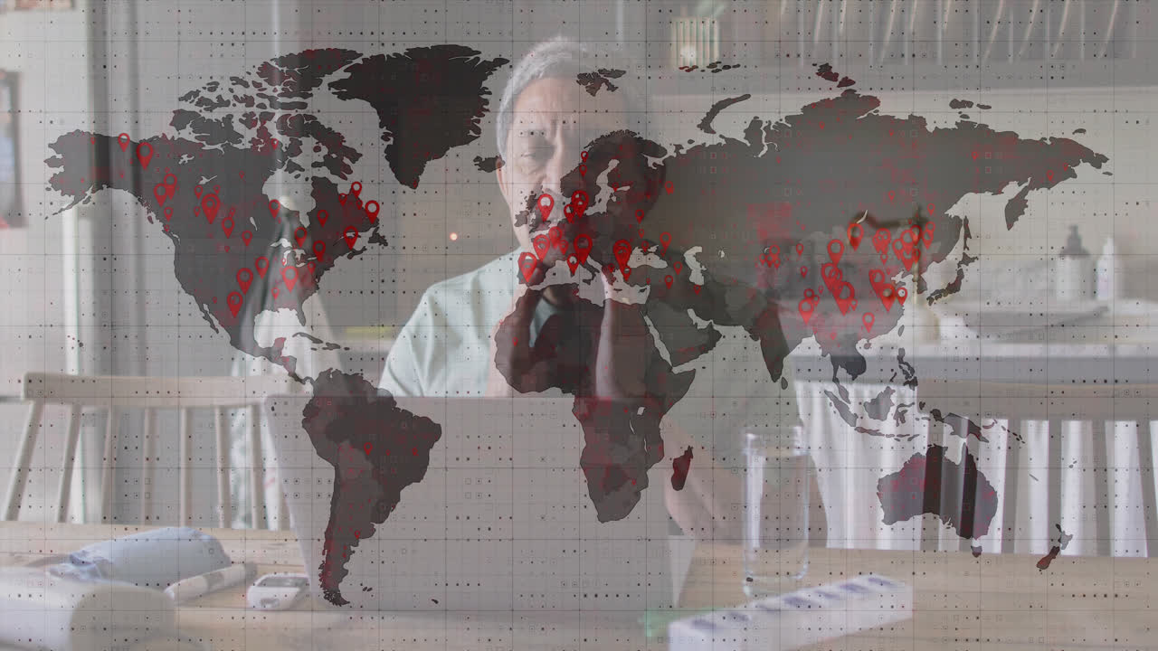 노인 두 인종 남성이 노트북을 사용하여 데이터 처리의 애니메이션