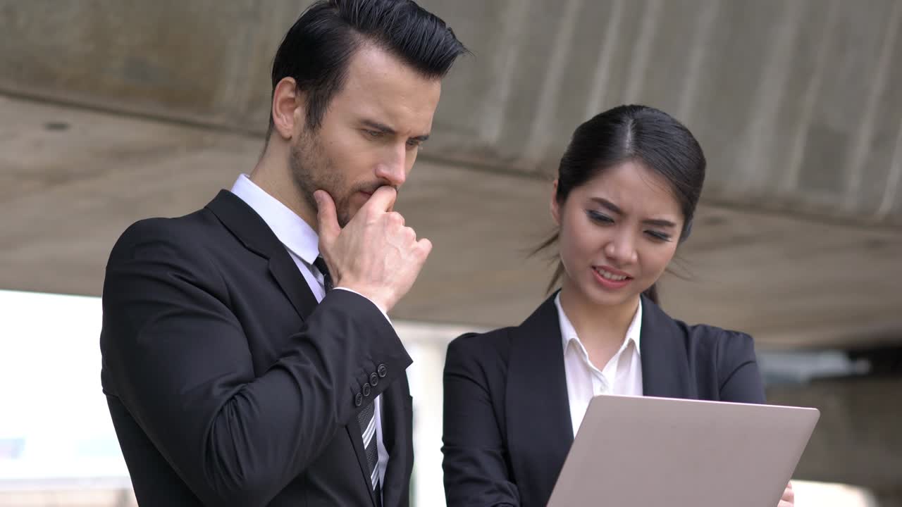 hombre de negocios y mujer de negocios hablando discuten el proyecto juntos. concepto de gestión de proyectos, reunión de negocios, estrategia y rendimiento.