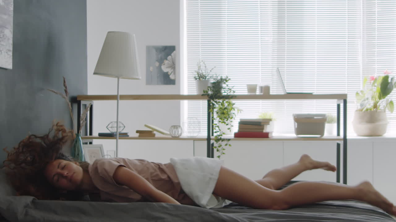 침대에서 자고 놀고 있는 여자