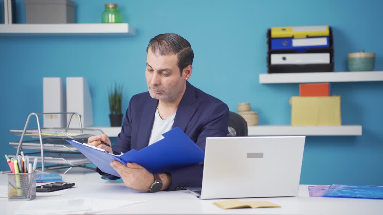 Uomo d'affari positivo che archivia documenti