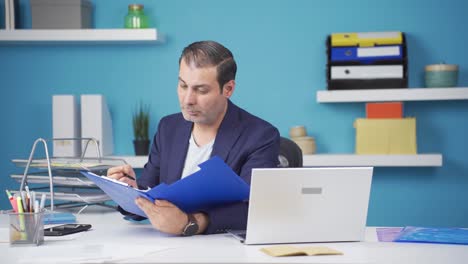 el hombre de negocios positivo cierra los archivos de papeleo.