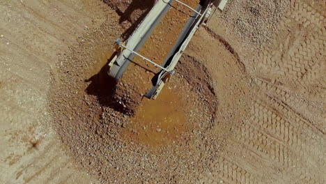 antena de arriba hacia abajo del transportador que transporta arena y rocas en la cantera de arena
