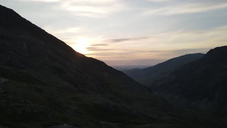 Luftaufnahme-Des-Bergtals-Bei-Sonnenuntergang-In-Snowdonia,-Wales