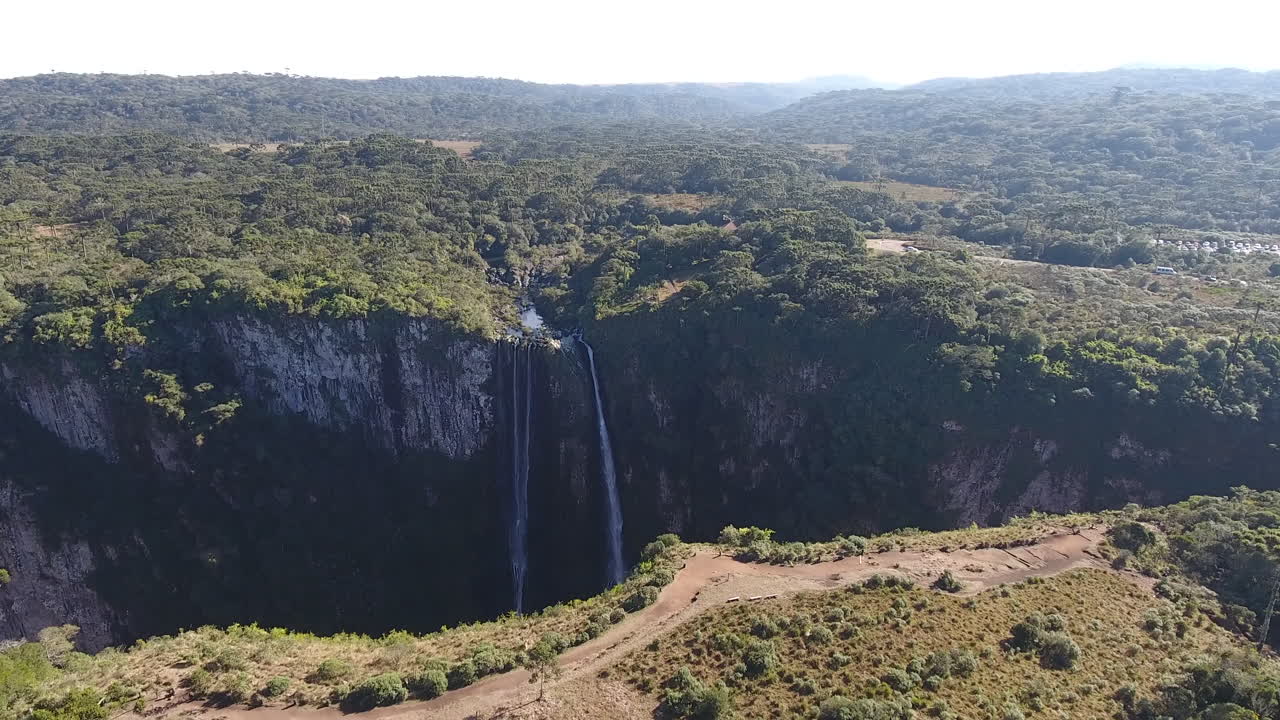 maravilloso cañón y cascada en escena aérea, al sur de brasil