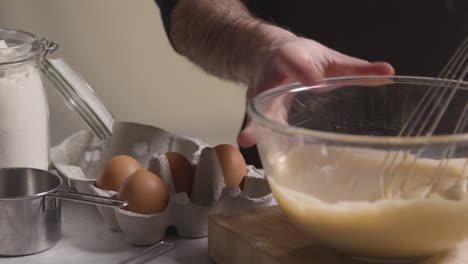 Nahaufnahme-Eines-Mannes-In-Der-Küche-Zu-Hause,-Der-Zutaten-In-Eine-Schüssel-Schlägt,-Um-Kuchen-Zu-Backen-1