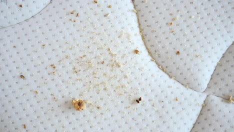 migas de pan en un colchón blanco