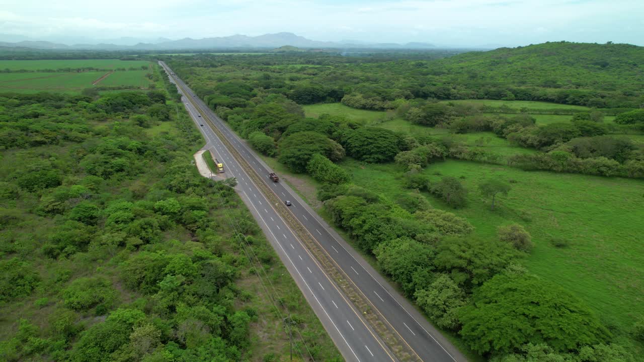с воздуха: живописный вид дронов на машины и грузовики, движущиеся по панамериканской автомагистрали.