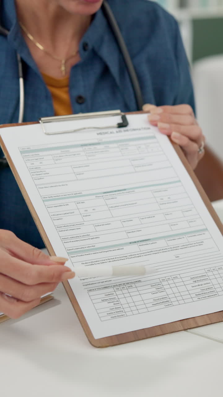 Médico explicando información de asistencia médica en un portapapeles
