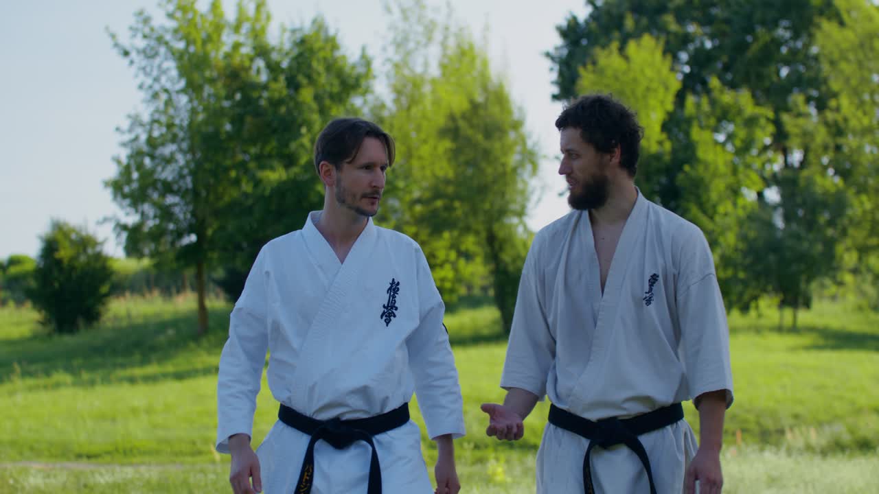Praticanti di karate che si allenano all'aperto