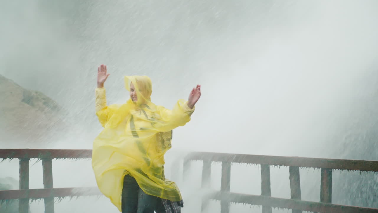 나이아가라 폭포 물보라에 흠뻑 젖은 여자