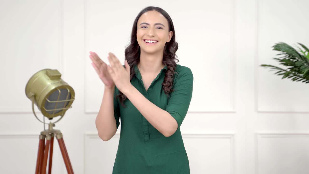 mujer india aplaudiendo y apreciando