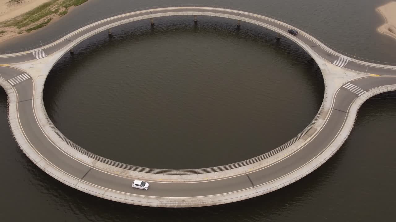 우루과이의 laguna garzon 원형 다리 위로 팬