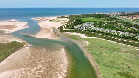 lago y río que fluye a través del paisaje de pólder verde en los países bajos y la frontera con bélgica, reserva natural het zwin