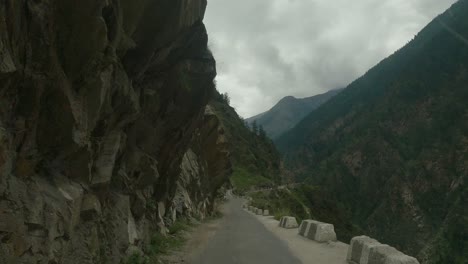 un lapso de tiempo de un vehículo que pasa por las carreteras talladas en acantilados más peligrosas y estrechas a través del himalaya indio en el distrito de kinnaur en camino a sangla y chitkul valle-1