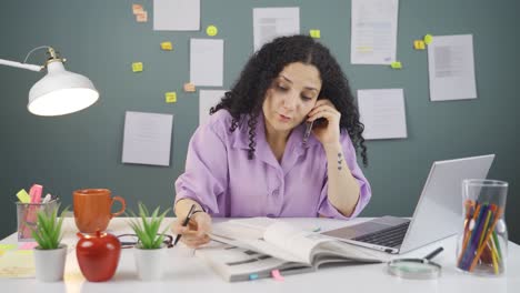 Schüler-Redet-Am-Telefon-über-Den-Unterricht.