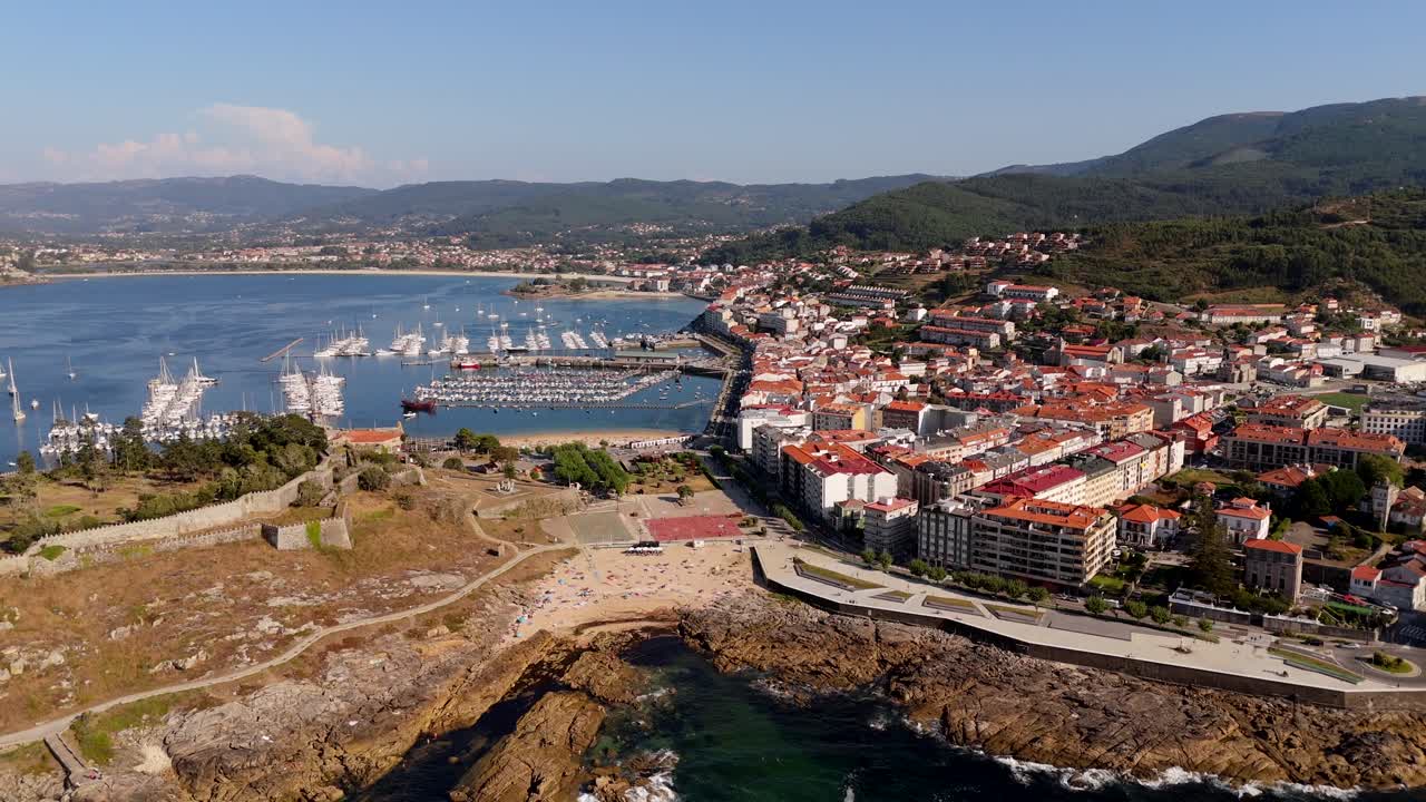 Vista aerea - mini spiaggia e centro città di Baiona lungo la costa galiziana, Spagna