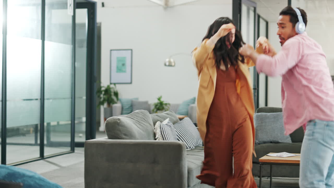 집 에서 친구 들 과 함께 음악, 파티, 춤 을 추는 것