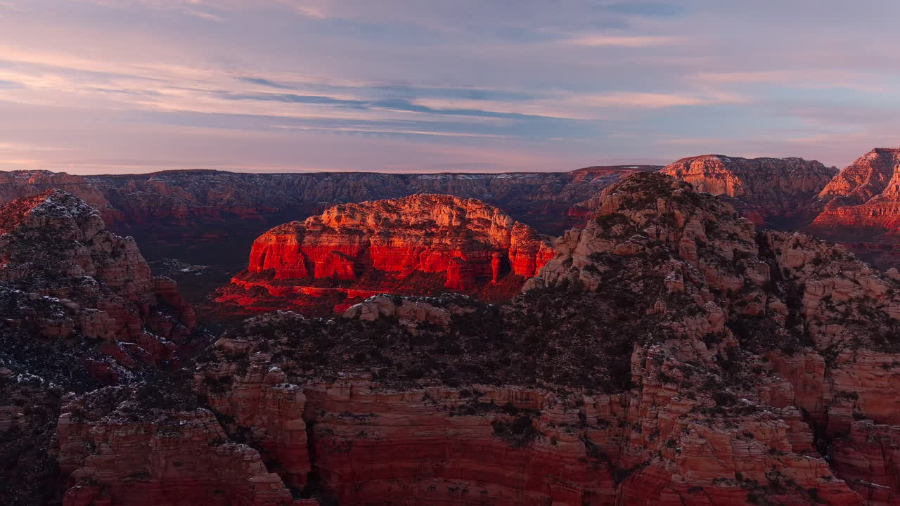 애리조나 주 세도나의 캐피톨 버트 위의 황금한 일몰