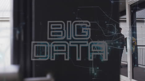 Animación-De-Texto-De-Big-Data-Sobre-Diversos-Compañeros-De-Trabajo-Discutiendo-Mientras-Caminan-En-La-Oficina