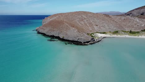 uma vista panorâmica de tirar o fôlego de playa balandra, uma praia em forma de crescente com águas calmas e hipnotizantes perto de la paz, baja california sur mexico