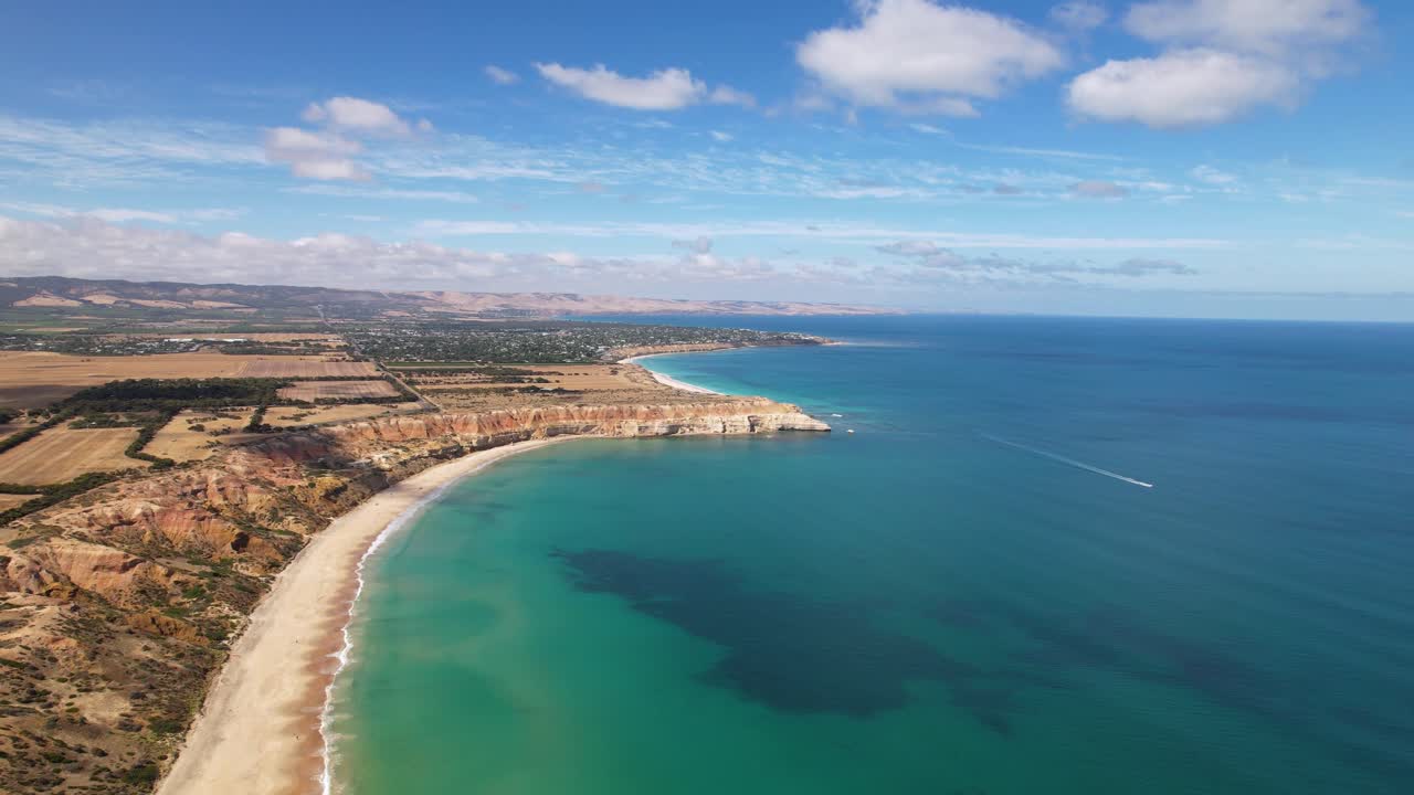 una vista de drone de la playa de maslin en el sur de australia y el paisaje circundante
