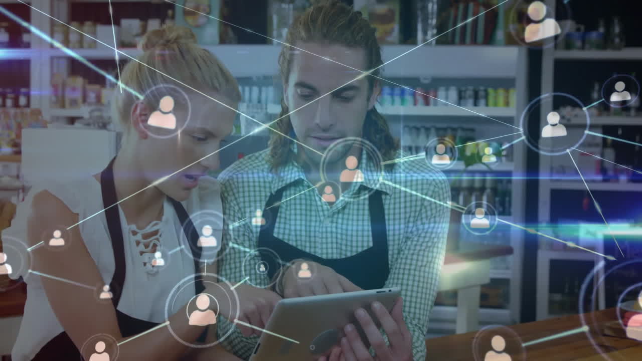 태블릿을 사용하는 백인 동료에 대한 아이콘과의 연결 네트워크의 애니메이션