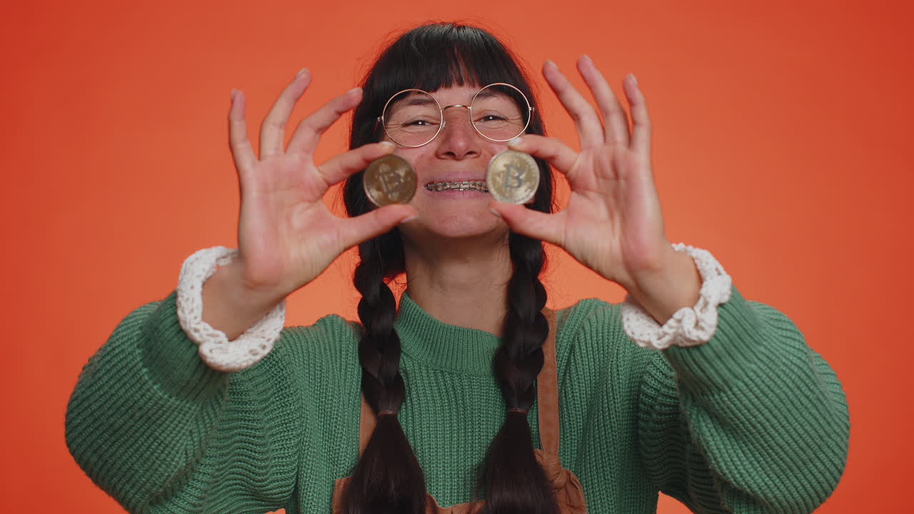 황금 비트코인을 보여주는 젊은 괴짜 여성, 광산 btc, 암호화폐 투자, 경력 부