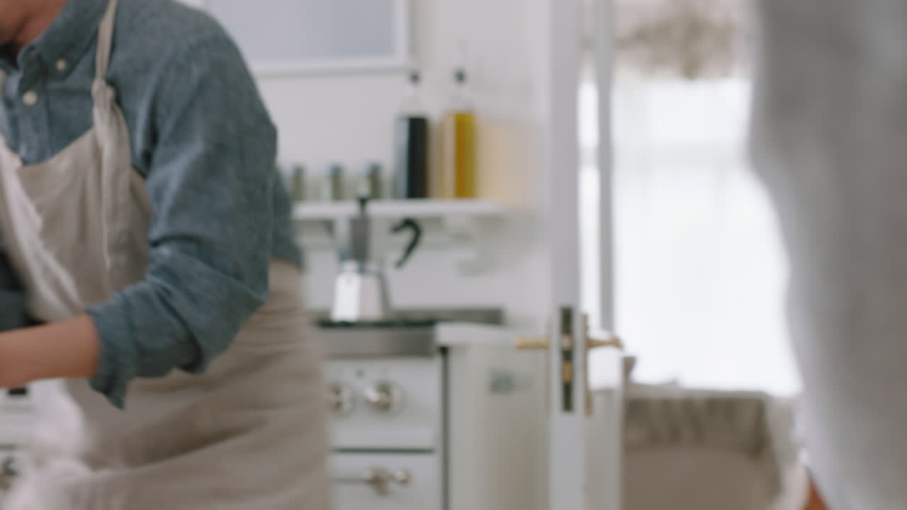 행복한 아시아 가족이 부 ⁇ 에서 춤을 추고 아이들이 즐겁게 춤을 추고 엄마와 아빠와 함께 집에서 흥미진진한 주말을 즐기고 4k 영상