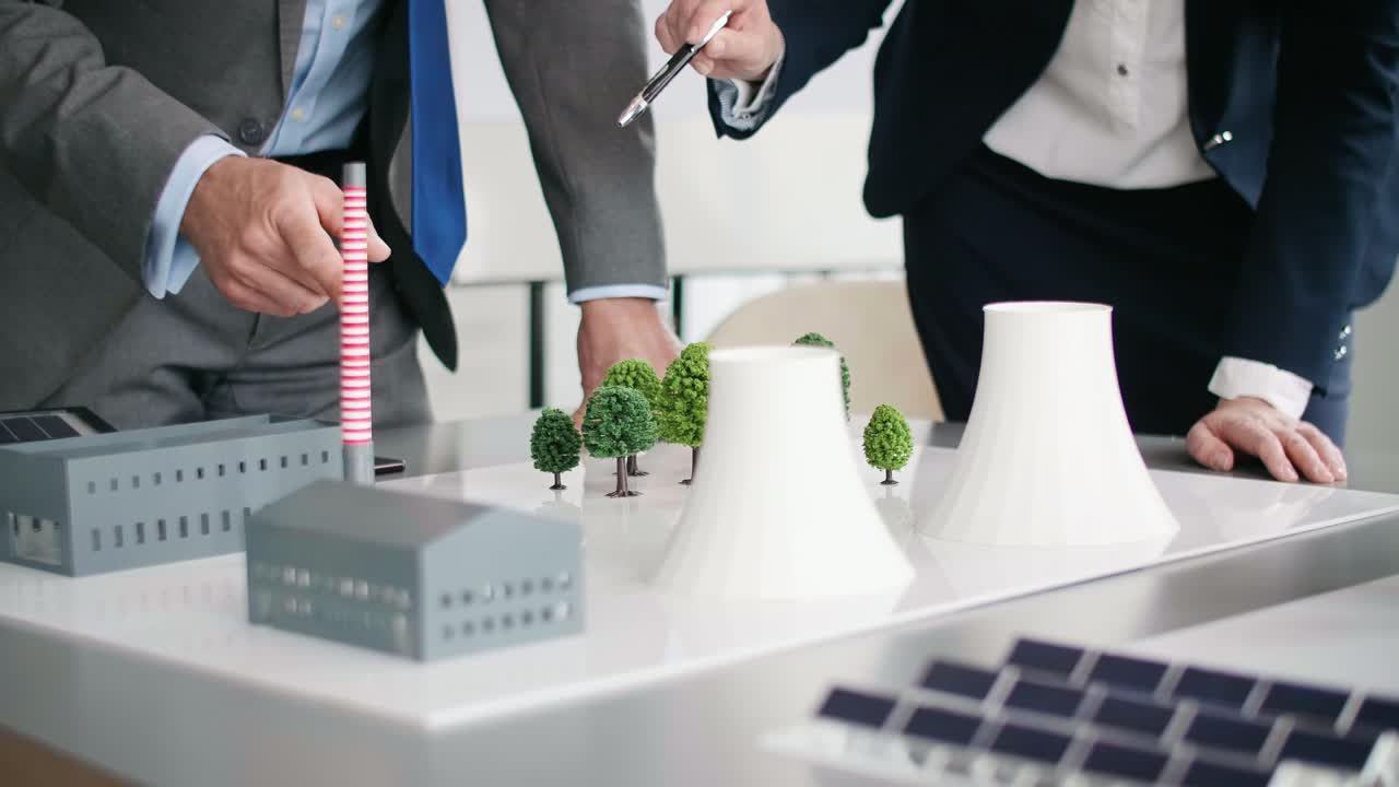 건축가 들 이 사무실 에서 새로운 프로젝트 에 대해 이야기 하고 있다