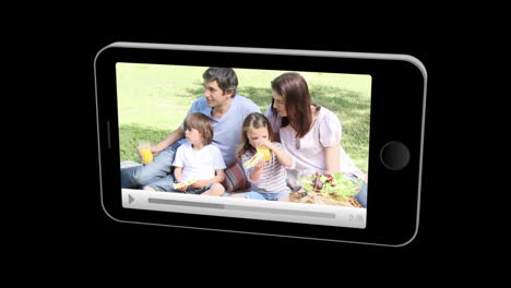 teléfono inteligente que muestra a las familias relajándose