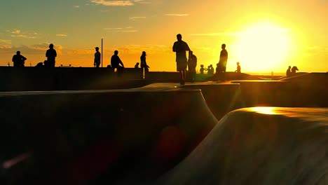 la silueta de la puesta de sol en el skatepark