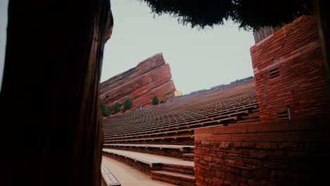 Anfiteatro-De-Rocas-Rojas-Vacío-En-Un-Día-Nublado-Entre-Los-árboles