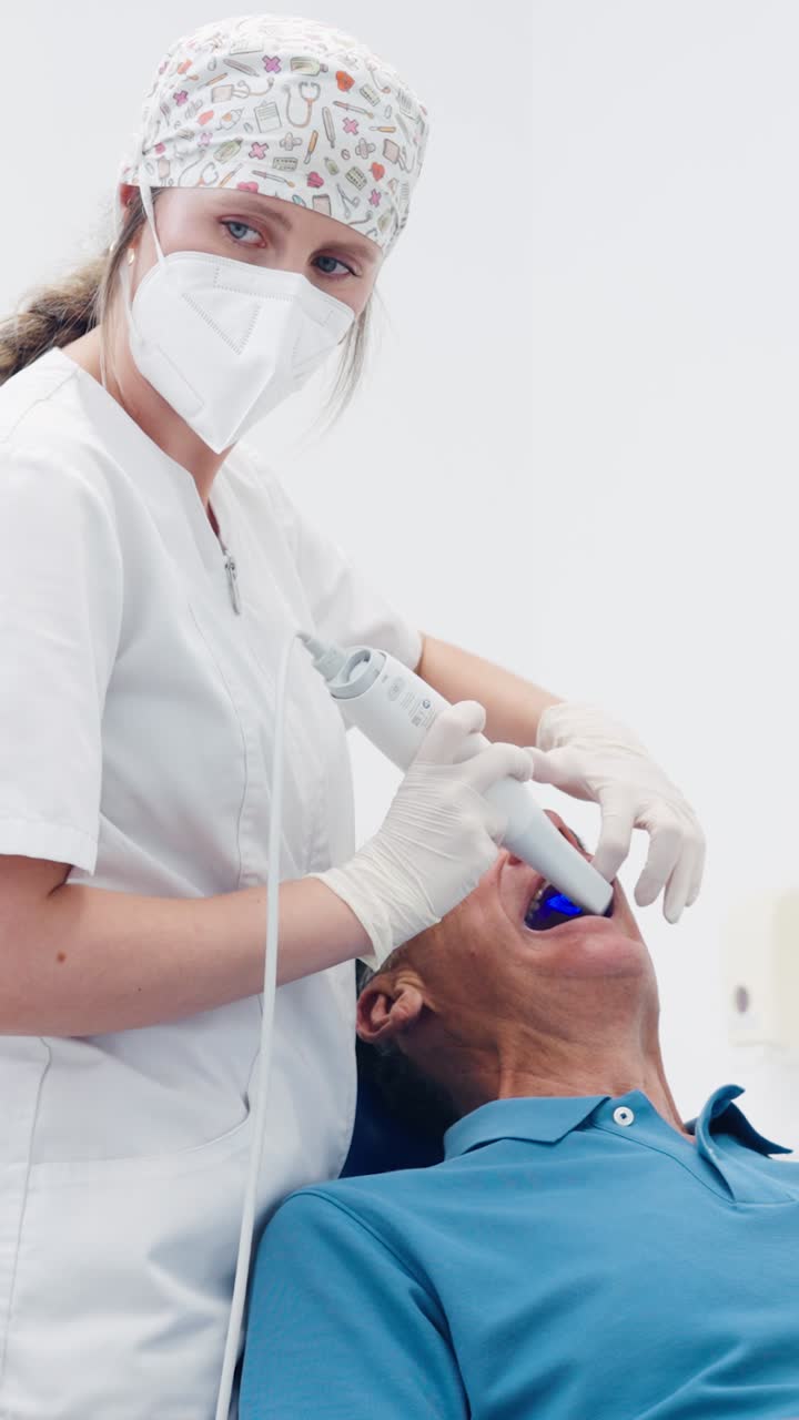 Un dentista esegue una scansione dentale su un paziente