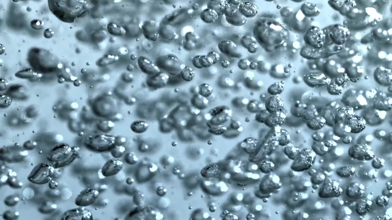 Numerose bolle d'aria lucide che fluttuano verso l'alto in un liquido limpido