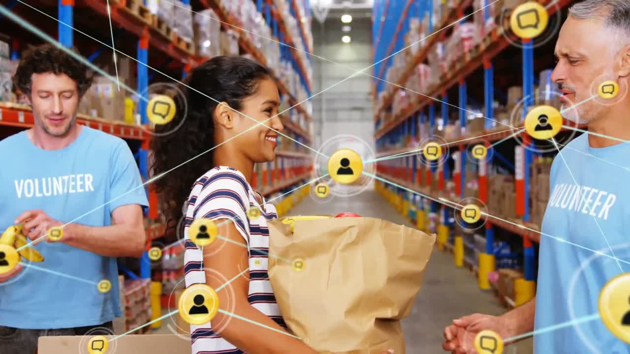 animación de una red de iconos digitales sobre una mujer diversa que dona una bolsa a un voluntario masculino en un almacén