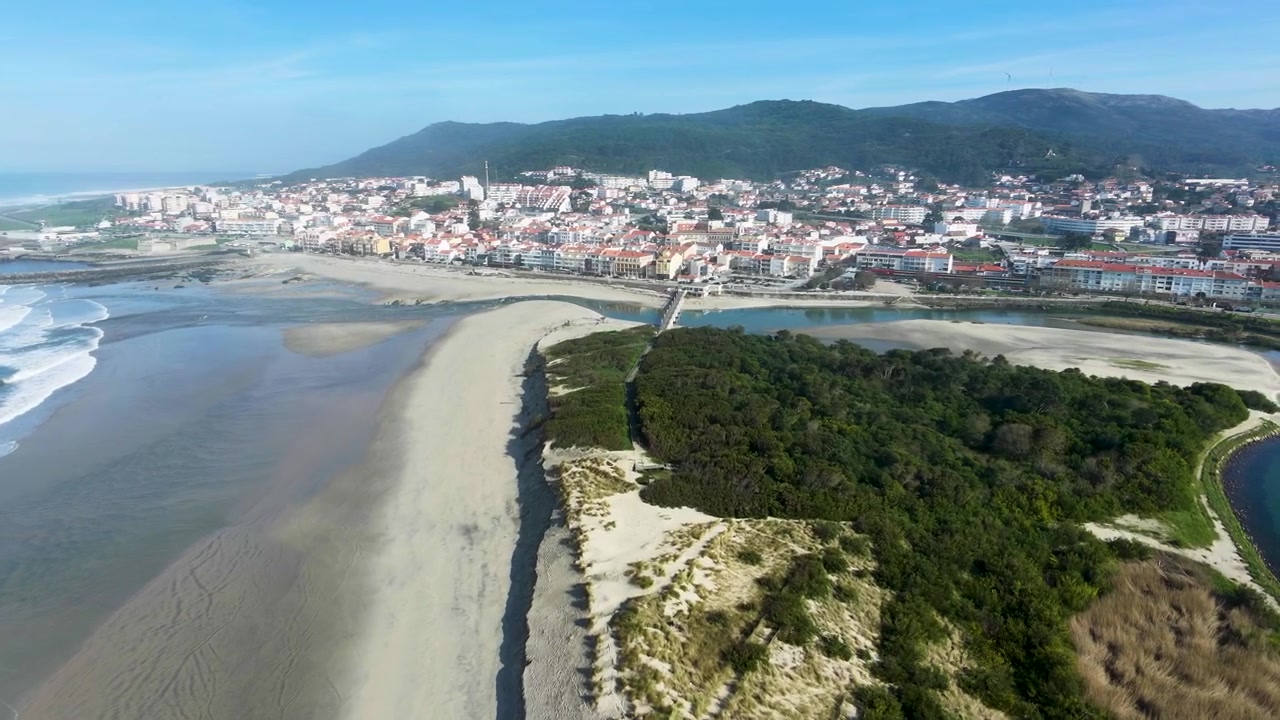 Vista aérea deslumbrante sobre Vila Praia de Âncora no norte de Portugal, voando sobre o rio, o oceano e a praia de areia ao longo da costa atlântica