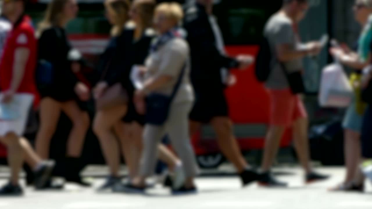 사이드 뷰 흐릿한 보행자 기. 시간 지연.