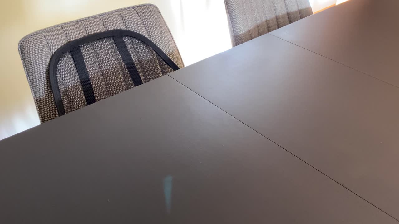 블랙 테이블에 디지털 ipad를 준비하는 사업가