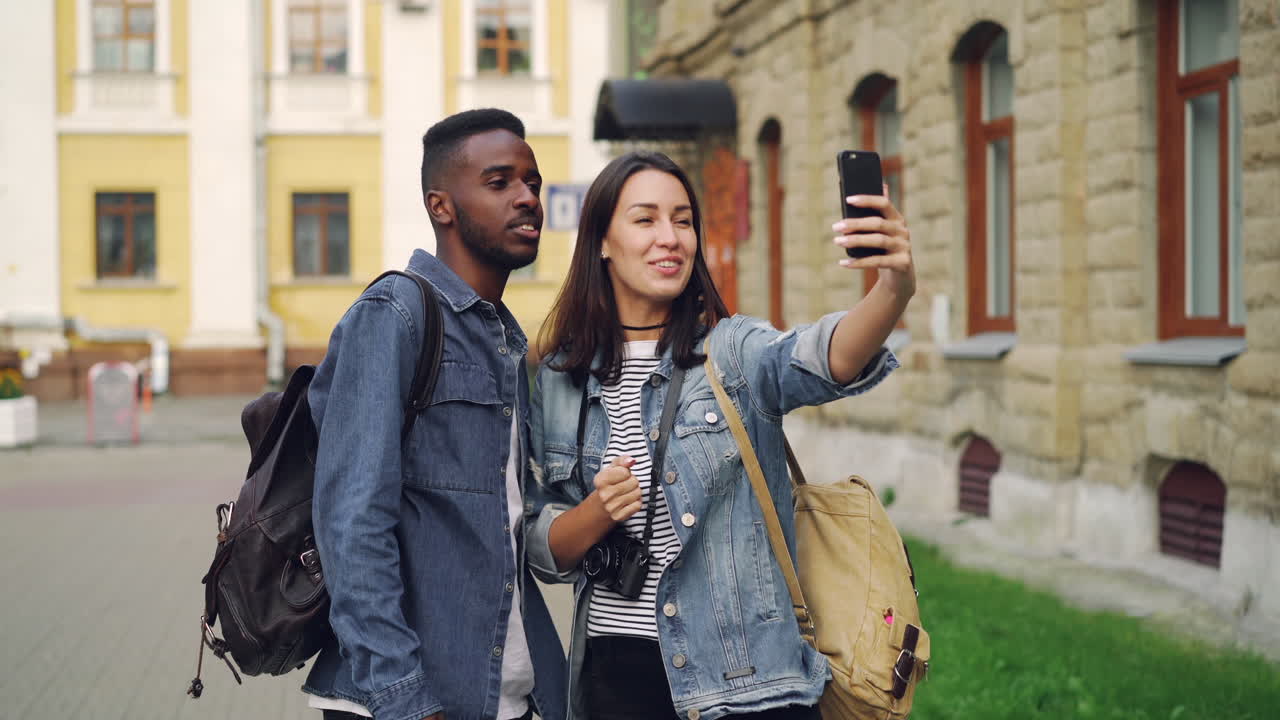 una pareja tomando una selfie en la ciudad.