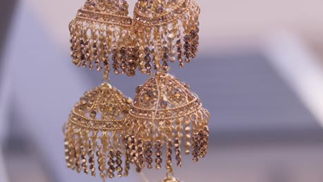 gold jewelry to be worn by the bride at an indian wedding