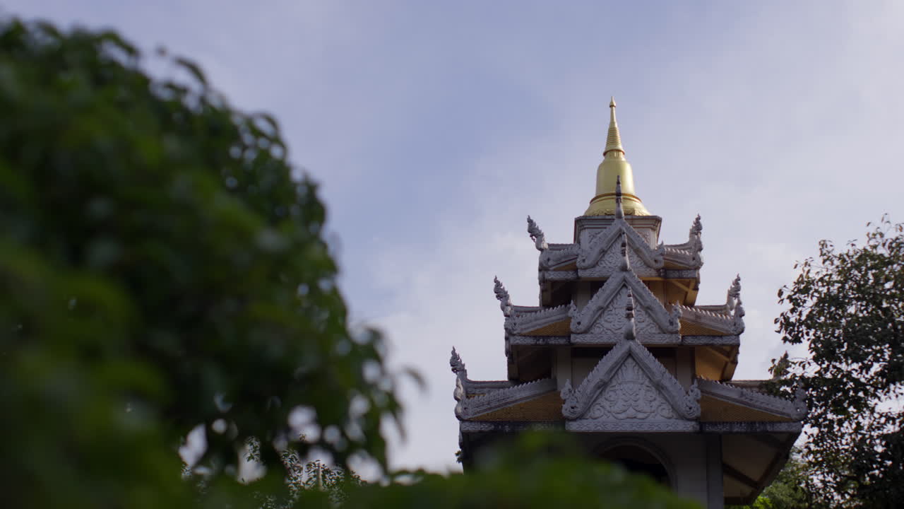 pagoda budista en un jardín