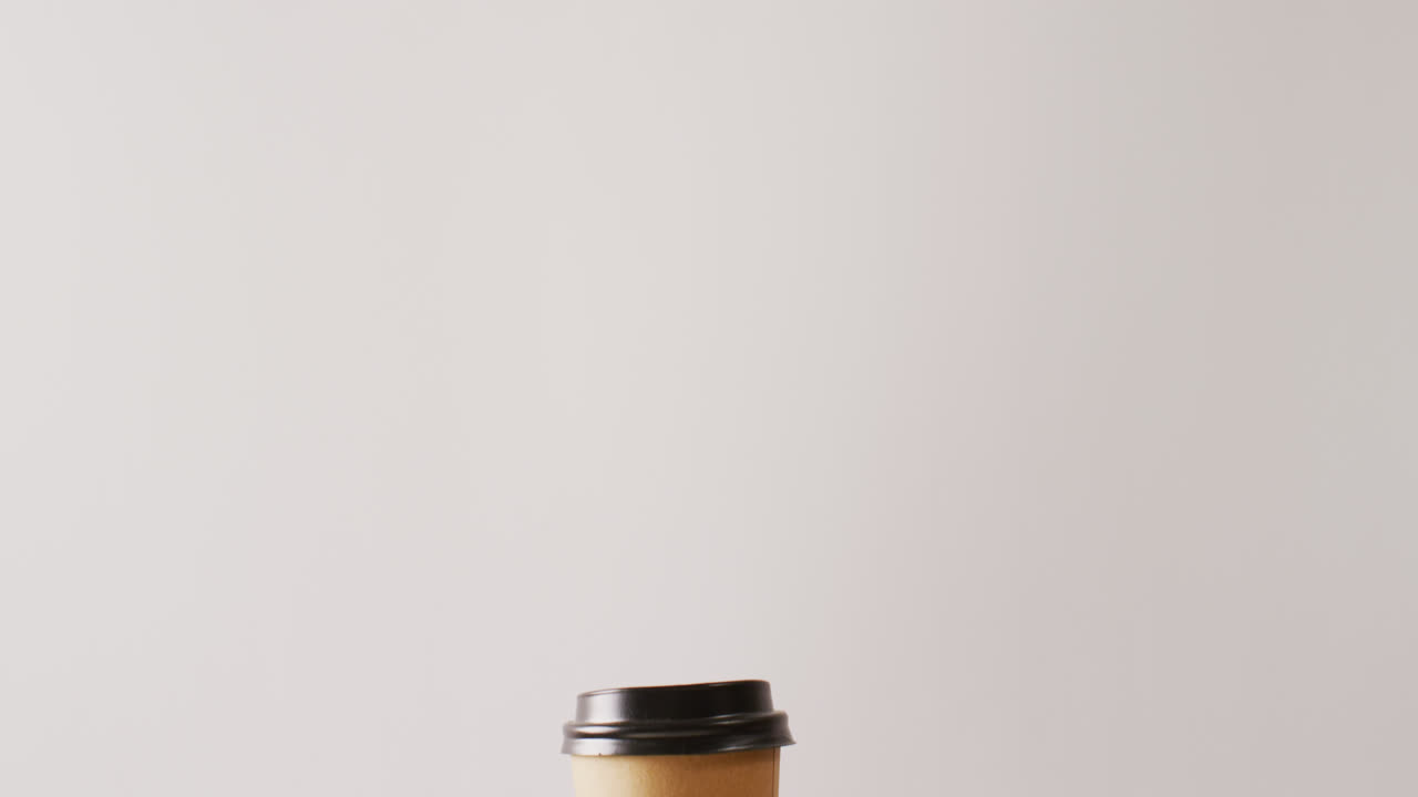 Video di una mano che tiene una tazza di caffè da asporto con la scritta "ti amo" sopra, con spazio per il testo.