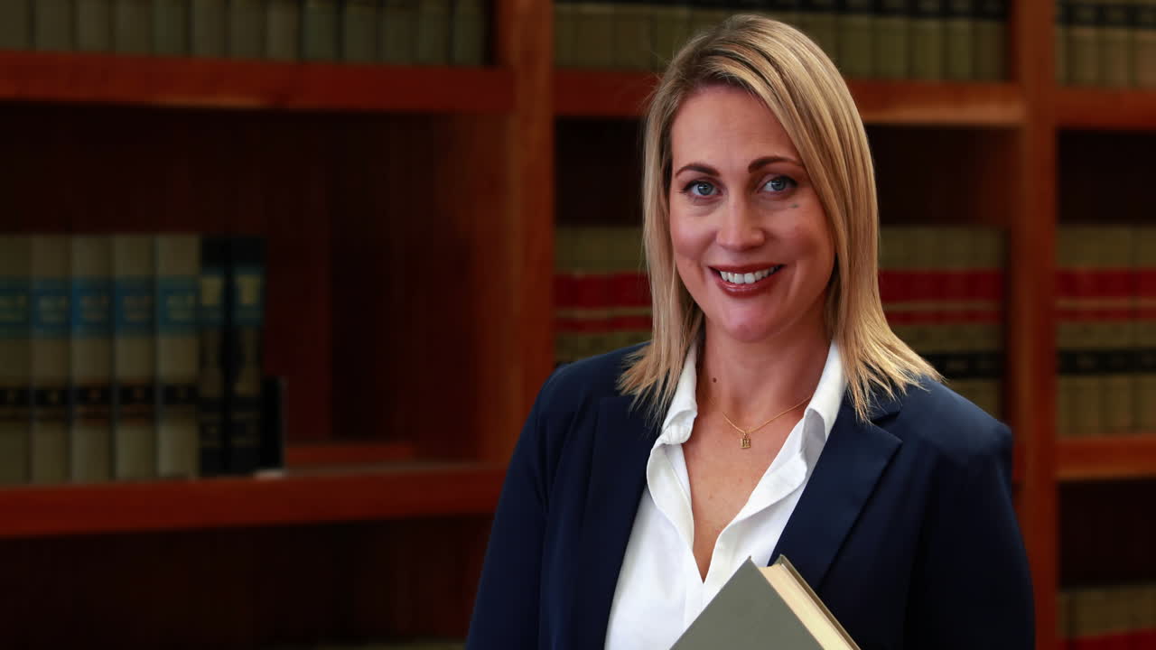 bibliotecario sonriendo a la cámara