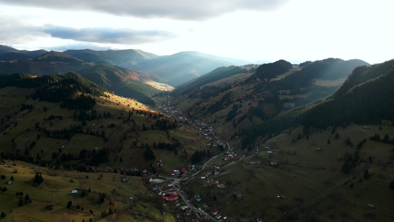 Vista aerea con drone del villaggio isolato di Moieciu de Sus ai piedi dei Carpazi, nella contea di Brasov, Romania.